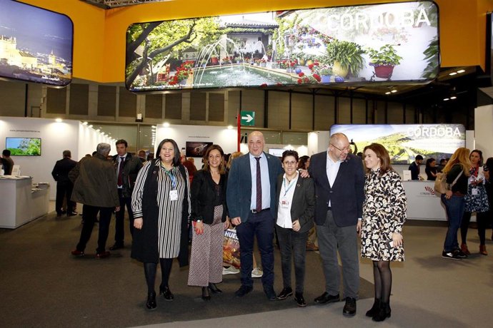 El presidente de la Diputación, Antonio Ruiz (centro), con Dolores Amo (izda.) e Inmaculada Silas (dcha.) en el estand de Córdoba en Fitur