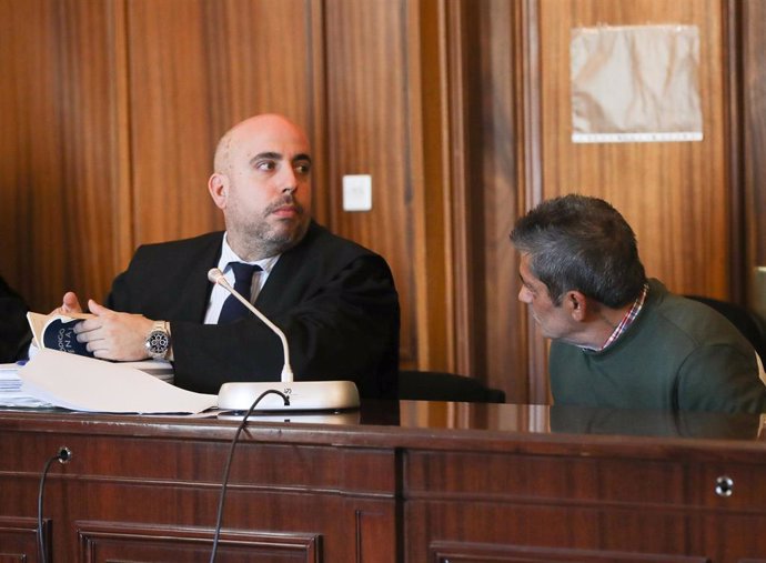 Juicio con jurado en Sevilla a un hombre acusado de matar a su exmujer y herir a una prima (d) en junio de 2017 en Sevilla, a 21 de enero de 2020.