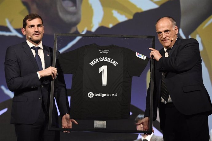 El portero Iker Casillas, presentado como embajador de LaLiga Icons, junto a Javier Tebas