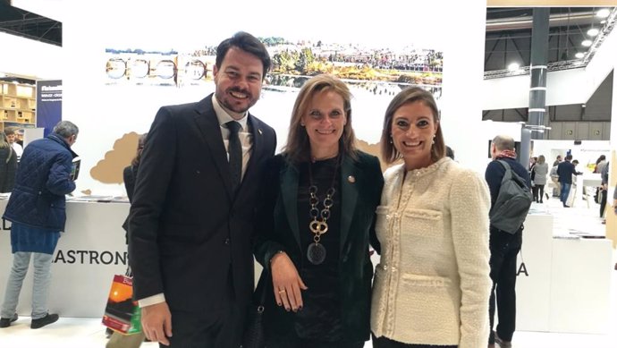 Pedro Blas Vadillo y Lara Garlito, junto a la delegada del Gobierno, Yolanda García Seco, en Fitur
