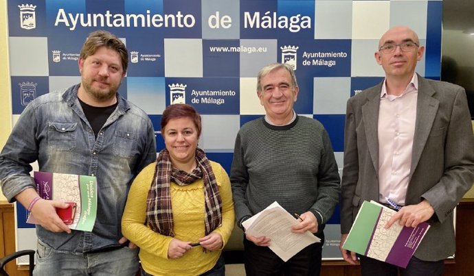 Los concejales de Adealante Málaga junto con el profesor universitario Vicente Granados