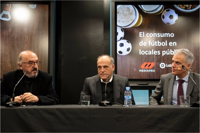 Los presidentes de Mediapro, Jaume Roures, y de LaLiga, Javier Tebas, en la presentación del estudio sobre consumo de fútbol en los bares