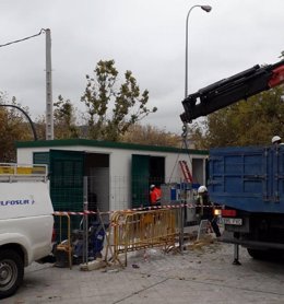 Técnicos instalando un nuevo centro de transformación en Puerto Lumbreras, en la Zona Norte de Granada