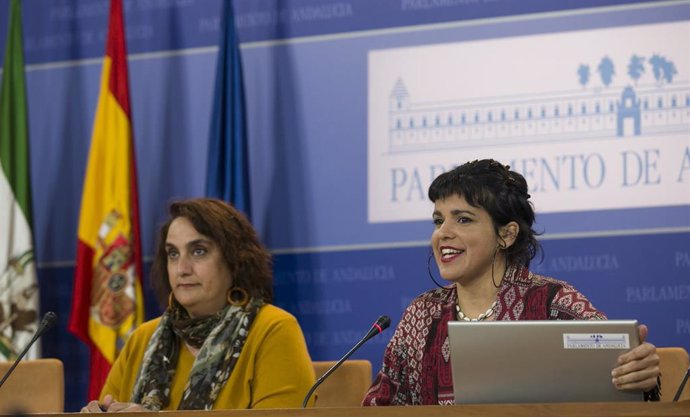 La coordinadora general de Podemos Andalucía y presidenta del grupo parlamentario de Adelante, Teresa Rodríguez (d), y la portavoz adjunta, Ángela Aguilera (i), presenta una iniciativa sobre las cuentas claras y abiertas para la Administración pública 