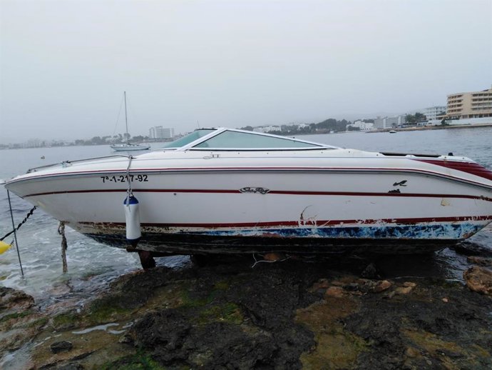 Un barco afectado por la borrasca 'Gloria'.