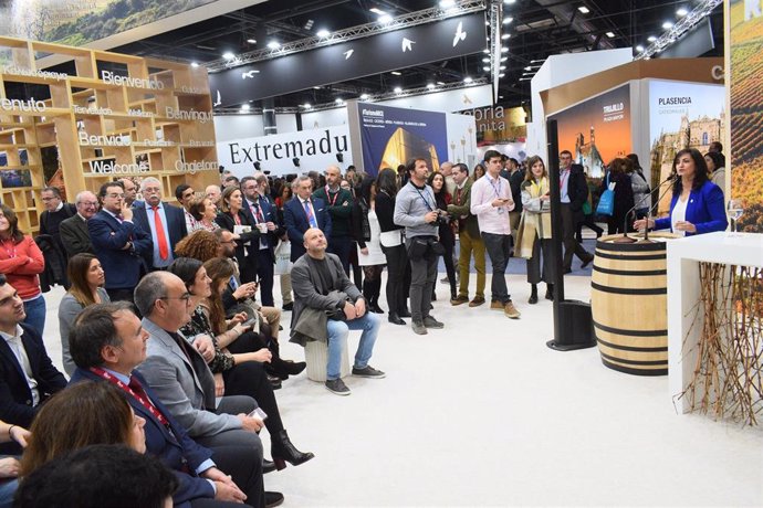 La presidenta del Gobierno riojano, Concha Andreu, presenta la presencia de La Rioja en Fitur