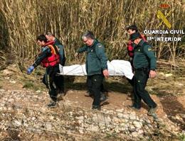 Efectivos de la Guardia Civil con el cadáver hallado en el río Guadalest