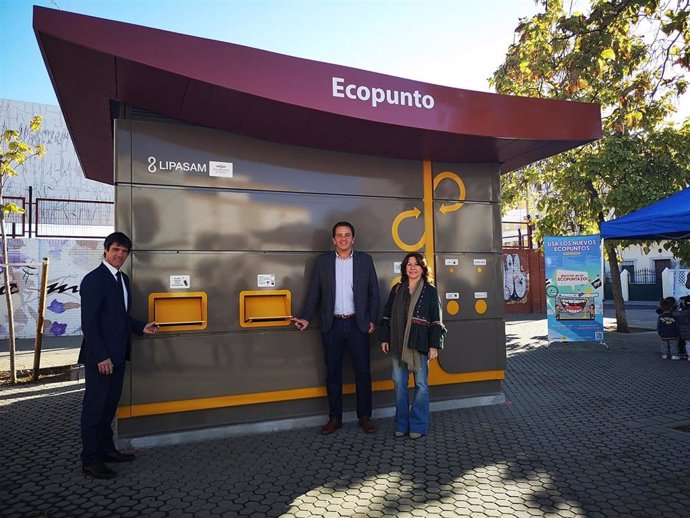 Una imagen de archivo de los delegados socialistas de Transición Ecológica, David Guevara, y del Distrito Norte, Juan Antonio Barrionuevo, cuando visitaron  el barrio de San Jerónimo, donde se ha instalado un ecopunto