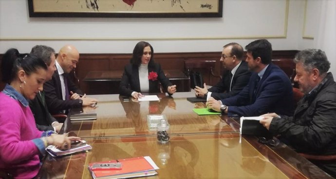 La concejal de Atención Social del Ayuntamiento de Santa Cruz de Tenerife, Marta Arocha, en una reunción con representantes de entidades bancarias