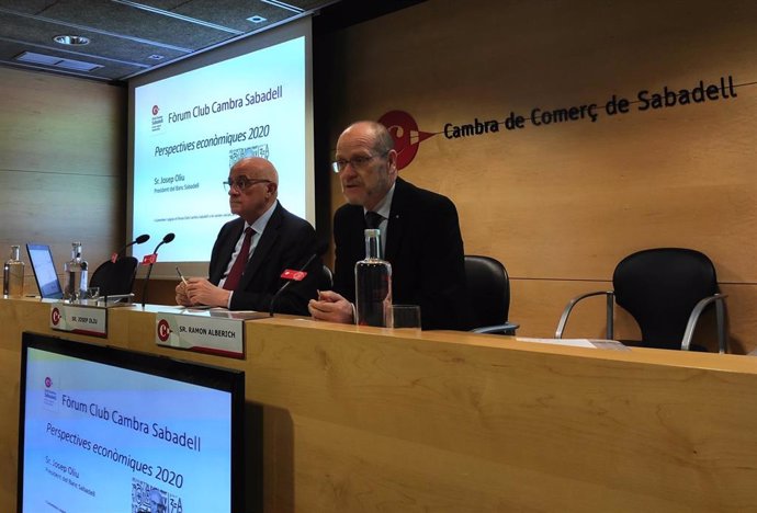 El presidente de Banco Sabadell, Josep Oliu, y el presidente de la Cámara de Comercio de Sabadell, Ramon Alberich
