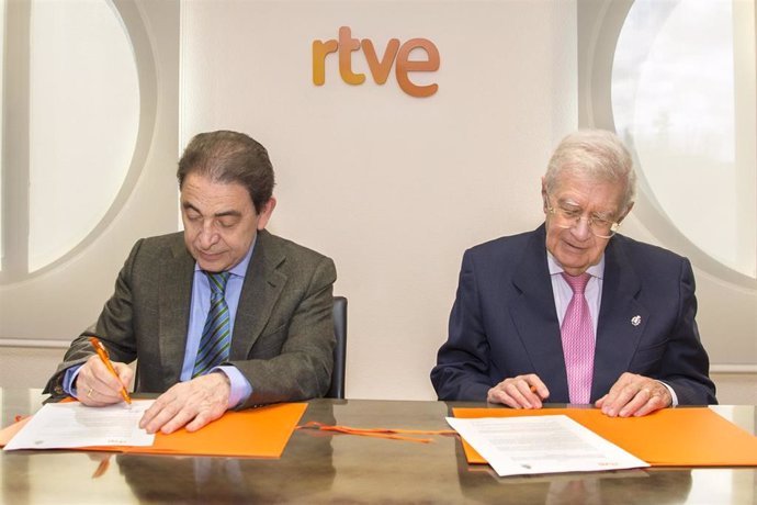 El presidente de la Real Academia de Ingeniería, Antonio Colino, y el director general corporativo de RTVE, Federico Montero, firman en Prado del Rey la renovación de su convenio.