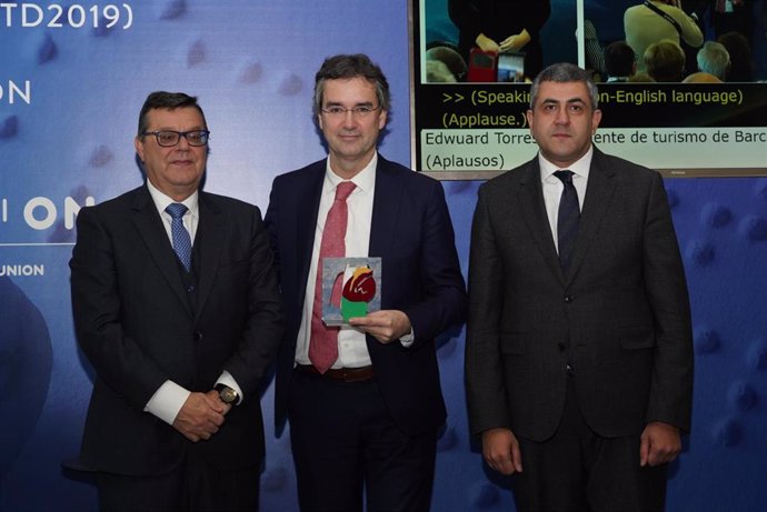 El presidente del Comité Ejecutivo de Turisme de Barcelona, Eduard Torres, con el premio obtenido