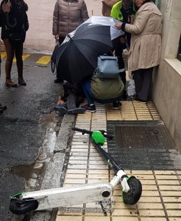 Una mujer ha resultado herida tras caer con un patinete en medio de la acera en Sevilla