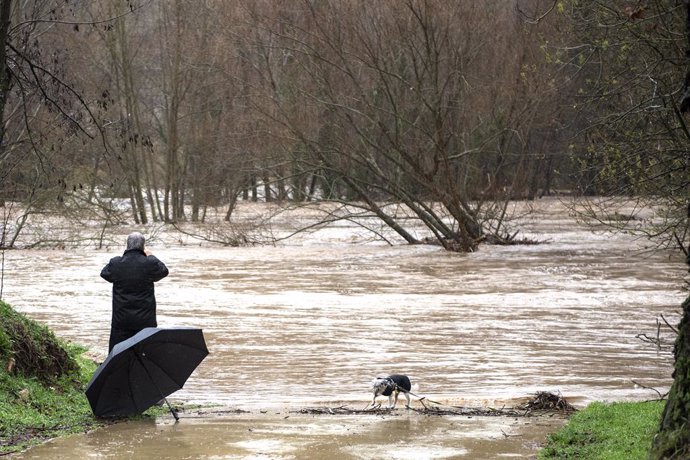 Un home fa una foto del desbordament del riu Ter a causa de les fortes pluges que ha deixat la borrasca Gloria, a Girona (Catalunya), 22 de gener del 2020.
