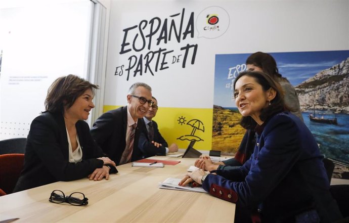 Reunión entre Vernica Canals y Reyes Maroto en Fitur