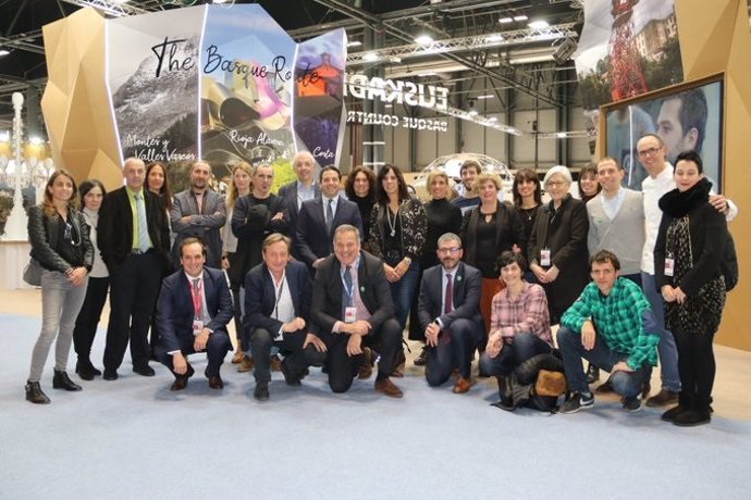 Representantes de la Diputación de Gipuzkoa y del sector turístico en Fitur