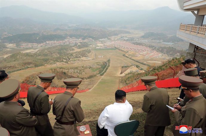 El líder de Corea del Norte, Kim Jong Un, en una visita a un complejo turístico en el condado de Yangdok