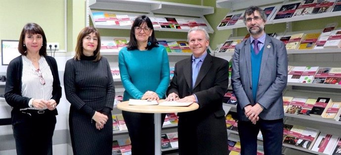 El catedrático Manuel Ángel Vázquez Medel dona a la biblioteca de la UHU casi 14.000 obras y ejemplares.