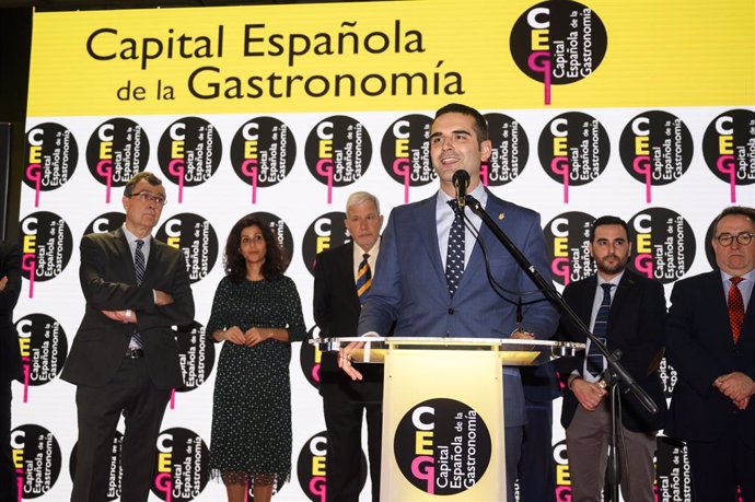 El alcalde de Almería traspasa la Capital Española de la Gastronomía a Murcia