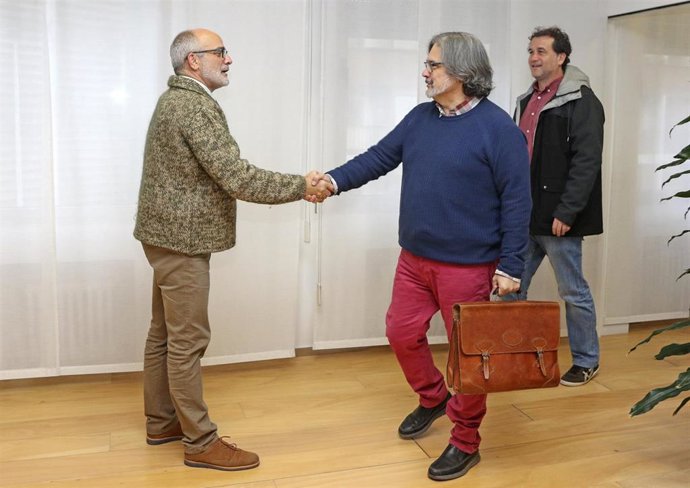 El consejero de Sanidad, Miguel Rodríguez, y el presidente de la Fundación Infancia Solidaria, Pepo Díaz