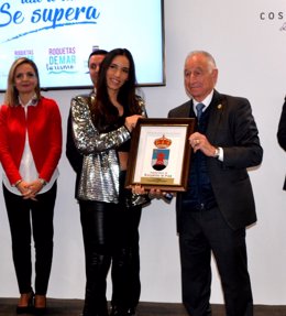 India Martínez recibe el premio 'Castillo de las Roquetas' en Fitur