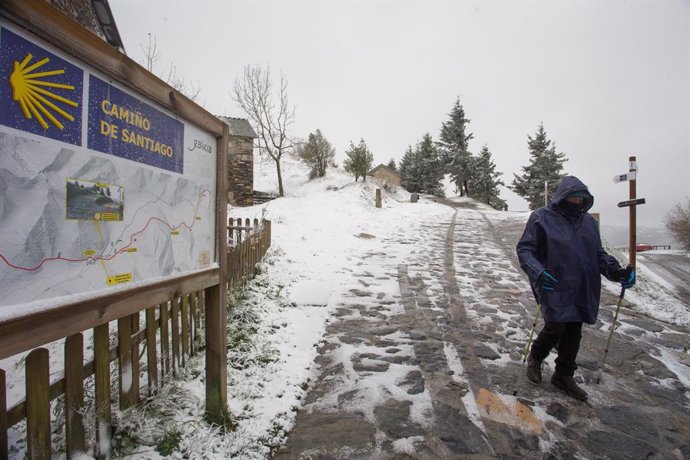 Un hombre camina por el Camino de Santiago durante la nevada del año en las montañas de Os Ancares