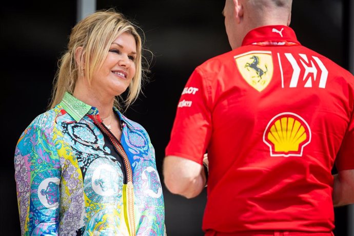 Corinna, mujer de Michael Schumacher, habla con un miembro de Ferrari en un Gran Premio de 2019