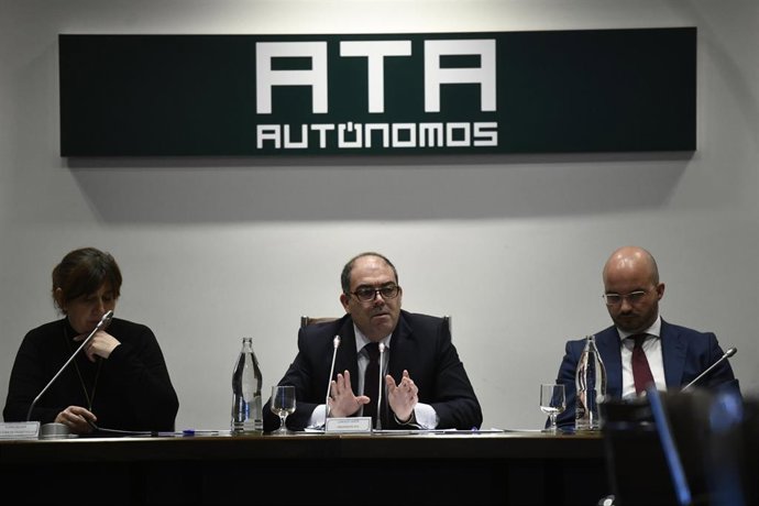 (I-D) La directora de Proyectos de la  Asociación de Trabajadores Autónomos (ATA), Elena Melgar; el presidente nacional de ATA, Lorenzo Amor y el vicepresidente de ATA, Fermín Albaladejo