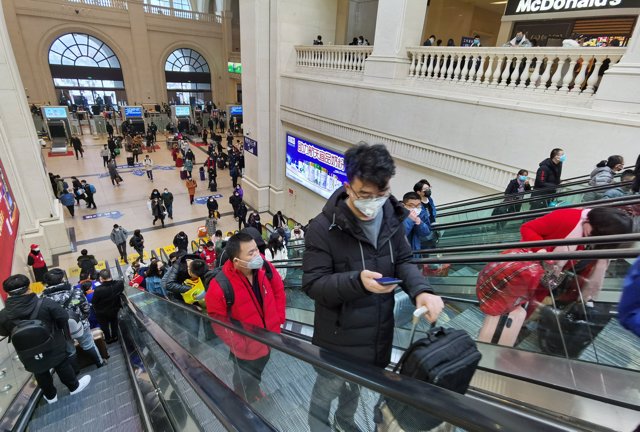 La población china con máscaras en la estación de tren de Hankou, en Wuhan