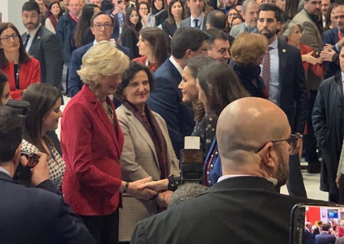 La consejera de Turismo de Cantabria con la Reina Letizia en la inauguración de Fitur