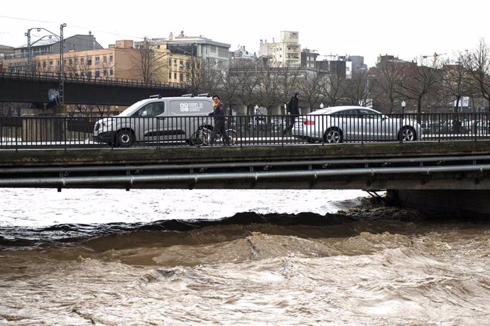 El río Onyar a punto de desbordarse, debido a las fuertes lluvias que ha dejado la borrasca 'Gloria', en Girona /Catalunya (España), a 22 de enero de 2020.