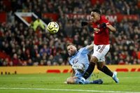 El Burnley asalta Old Trafford y el Leicester consolida la tercera plaza