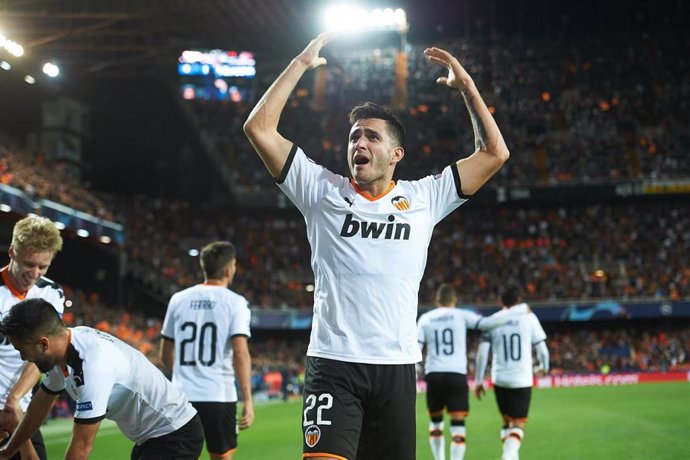 Maxi Gómez celebra un gol con el Valencia CF.