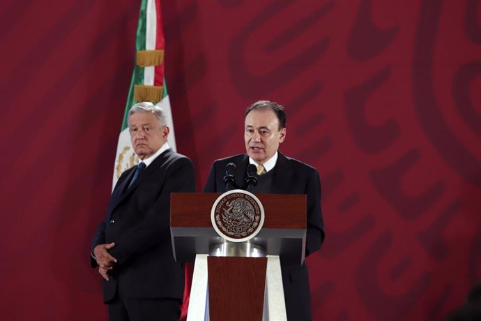 El presidente de México,  Andrés Manuel López Obrador (izqda) escucha el discurso del secretario de Seguridad, Alfonso Durazo.