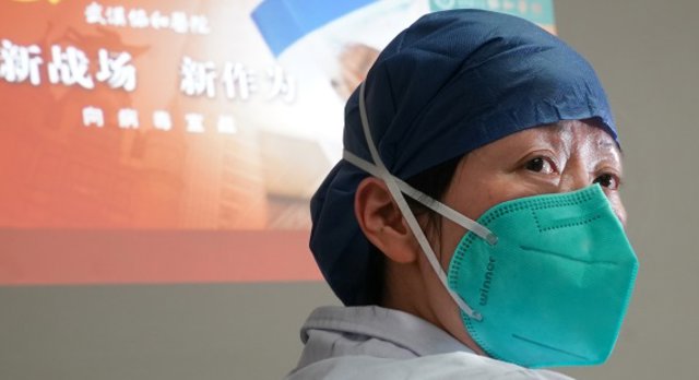 China confirms 571 cases of pneumonia caused by the new coronavirus La médico respiratoria Zhou Qiong, que se ha incorporado a un grupo médico para luchar contra el brote de la neumonía causada por un nuevo tipo de coronavirus.