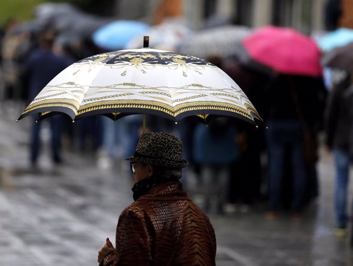 Gente con paraguas en Madrid