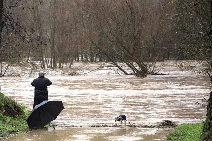 Un hombre toma una foto del desbordamiento del río Ter debido a las fuertes lluvias que ha dejado la borrasca 'Gloria', en Girona /Catalunya (España), a 22 de enero de 2020.