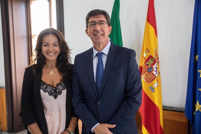 La delegada territorial de Turismo en Huelva, María de los Ángeles Muriel, junto al consejero del ramo, Juan Marín.