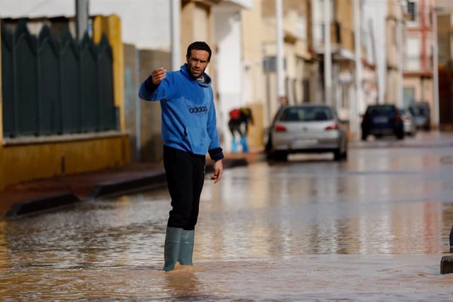 Un vecino del municipio de San Pedro del Pinatar, camina por una de las calles inundadas por el paso de la borrasca Gloria, en Murcia (España), a 21 de enero de 2020.