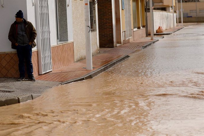 Un vecin del municipio de San Pedro del Pinatar, junto a una de las calles inundadas por el paso de la borrasca Gloria, en Murcia (España), a 21 de enero de 2020.