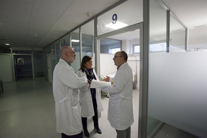 La consejera de Salud, Sara Alba, ha comprobado in situ la aplicación del Plan de Contingencia en las Urgencias del San Pedro.