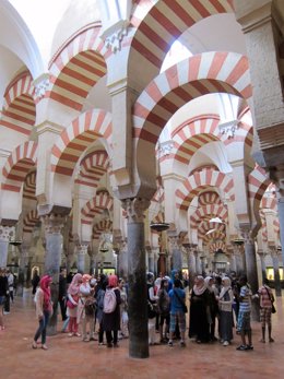 Un grupo de turistas visita la antigua mezquita de Córdoba