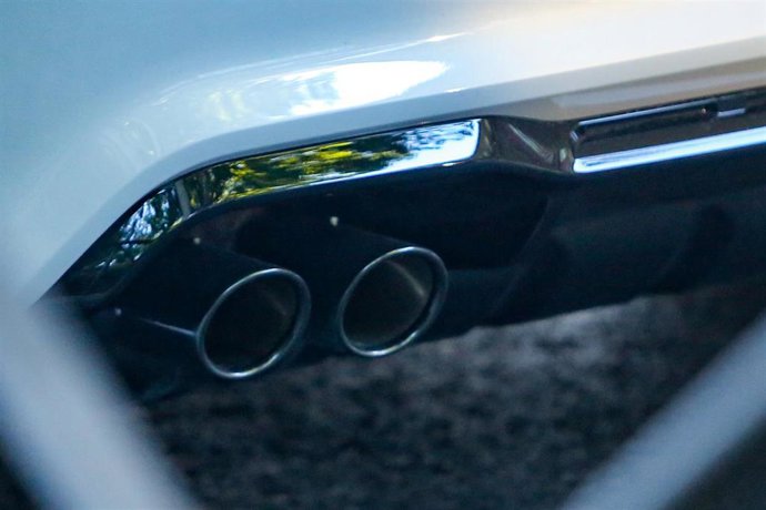 Imagen de archivo del tubo de escape de un coche.
