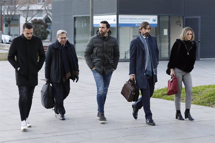 Los por entonces jugadores del Betis, Xabi Torres (1i) y Jordi Figueras (3i), a su llegada al Palacio de Justicia de Pamplona el lunes 20 de enero para el juicio por el caso Osasuna.