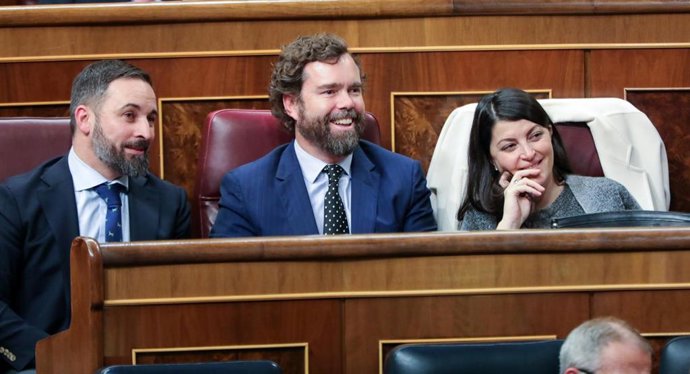  Los diputados de Vox Santiago Abascal, Iván Espinosa de los Monteros y Macarena Olona en el hemiciclo del Pleno del Congreso