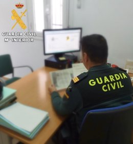 Agente de la Guardia Civil investigando