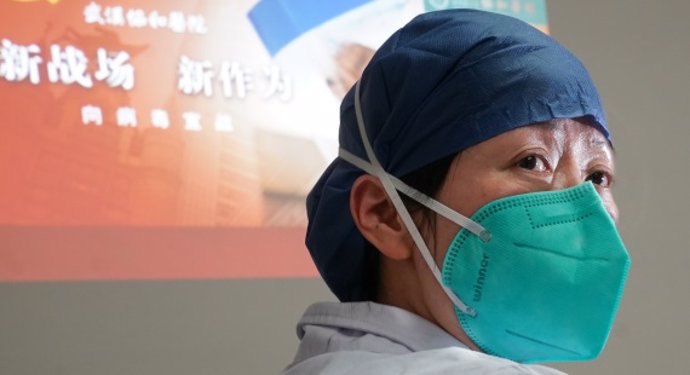 La médico respiratoria Zhou Qiong, que se ha incorporado a un grupo médico para luchar contra el brote de la neumonía causada por un nuevo tipo de coronavirus.