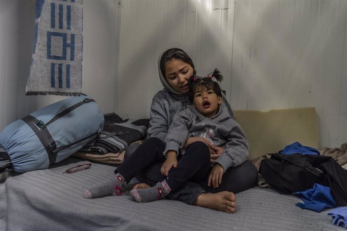 Una madre refugiada afgana y su hija en Lesbos