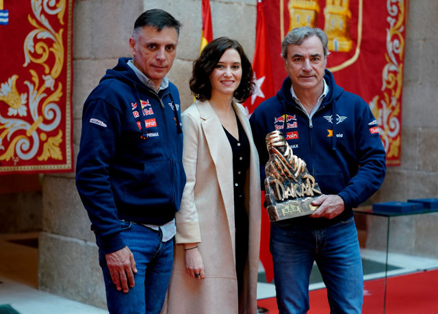 La presidenta de la Comunidad de Madrid, Isabel Díaz Ayuso, participa en el homenaje a los ganadores del Rally Dakar, Carlos Sainz y Lucas Cruz