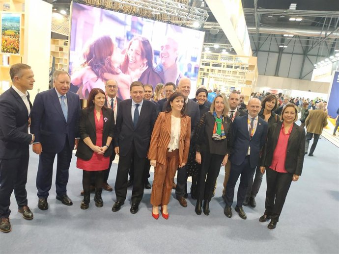 Luis Planas y Adriana Lastra visitan el stand de La Rioja en FITUR